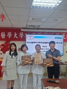 致贈禮品與感謝狀予受訪機構圖片
