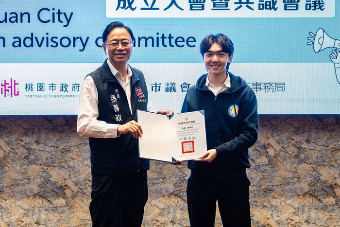 桃園市長張善政（左）頒發桃園市政府第7屆青年諮詢委員聘書予醫管系學生鍾靖亭。圖片