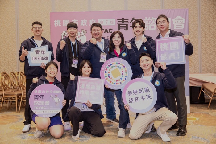 中山醫大醫管系學生鍾靖亭（後排右二）結合醫管專業投入青年公共事務，與各領域青年交流城市發展及公共議題。圖片