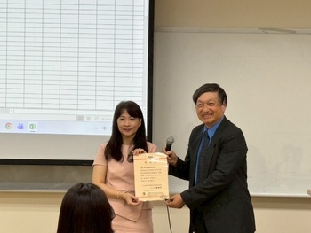 本系蔡雅芳主任致贈感謝狀予 紀良岳國際講座教授圖片