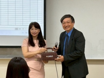 本系蔡雅芳主任致贈禮品予 紀良岳國際講座教授圖片
