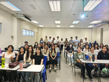 與當地學生一同上課 聽取他們發表報告圖片