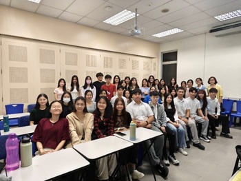 與當地學生進行簡單交流 互相了解彼此學習上的不同之處圖片