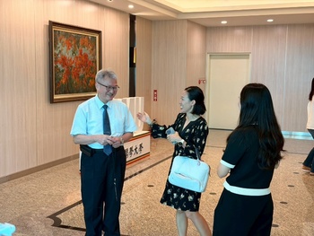 黃建寧校長與貴賓交流圖片